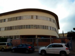 Wenn die Portiere nicht wollen, kommt man nicht hinein in die Schule -- aber hinaus auch nicht: von 8.15 Uhr bis 14.45 Uhr bleibt das Tor zu, am Instituto de EducaciÃ³n Secundaria Pedro Soto de Rojas in Granada