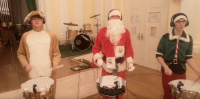 Der Weihnachtsmann bringt die Christmas-Drumline ins BORG …