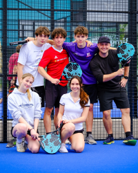 Teamgeist und Tempo auf dem Padel-Court