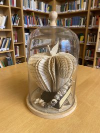 Kunstvolle Buchskulpturen bereichern unsere Schulbibliothek